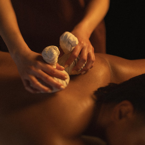 Massage aux ballotins - AWŪ