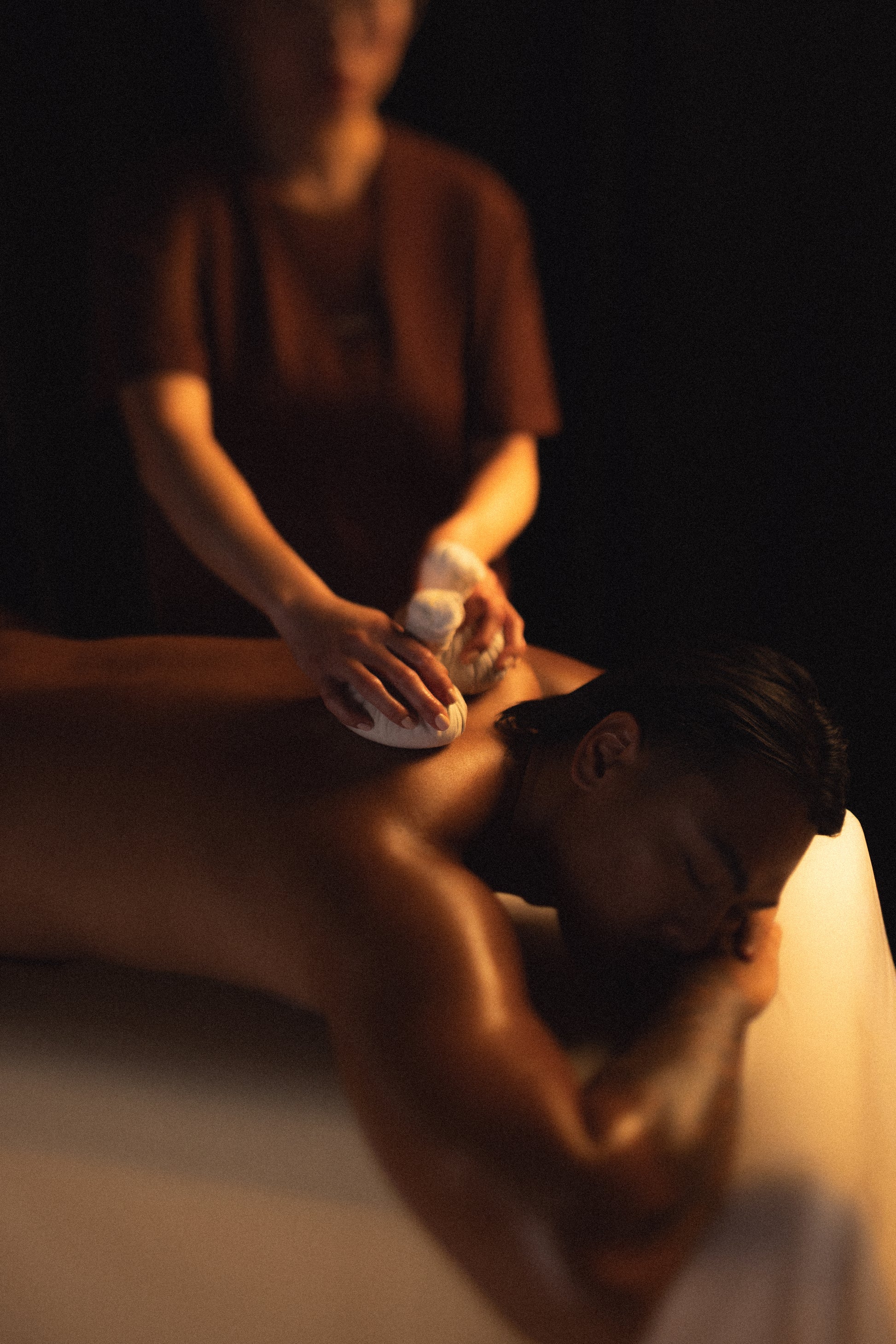 Massage aux ballotins - AWŪ