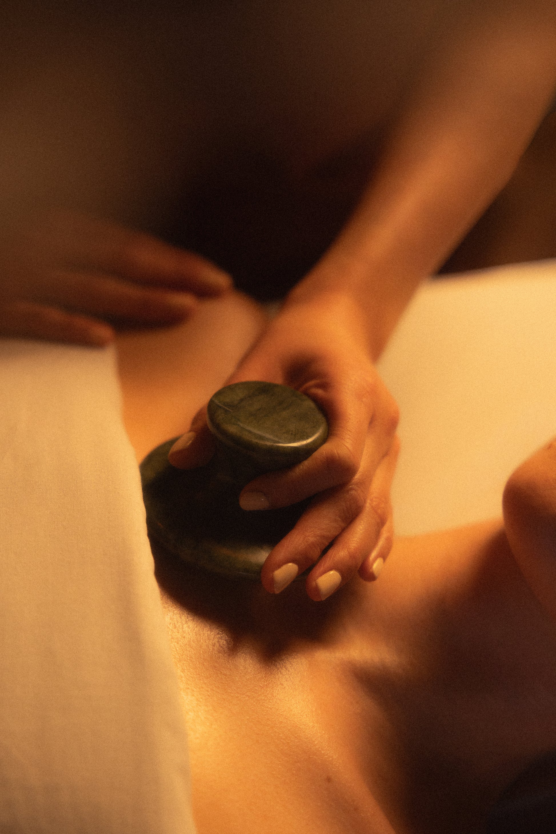 Massage aux pierres de jade - AWŪ